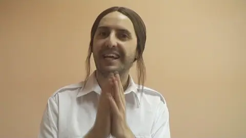 Julián López te pide que te hagas fans de Museo Coconut en Facebook Julián López te pide que te hagas fans de Museo Coconut en Facebook