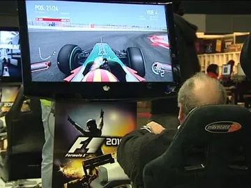 Un señor jugando a un videojuego Un señor jugando a un videojuego