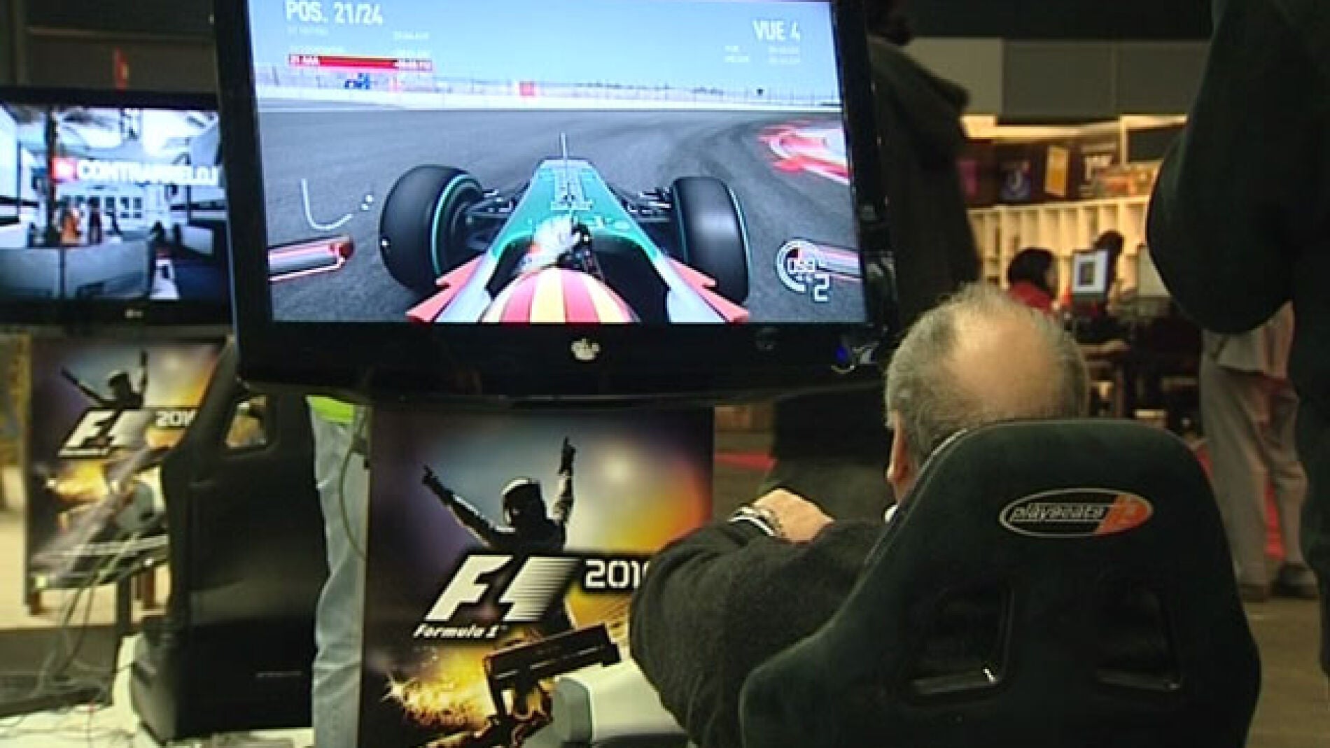 Un señor jugando a un videojuego