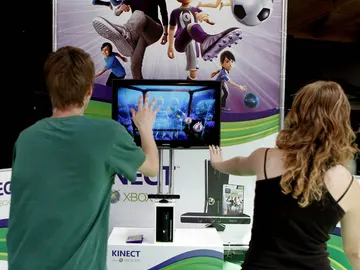 Dos jóvenes prueban una de las novedades de Gamelab en Barcelona. Dos jóvenes prueban una de las novedades de Gamelab en Barcelona.