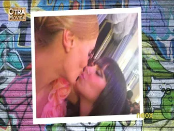 El beso de Paula Vázquez y Cristina Pedroche El beso de Paula Vázquez y Cristina Pedroche