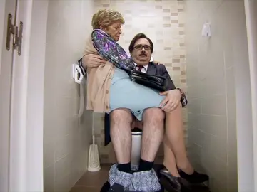 Rosario se lleva a la tía de Emilio al baño Rosario se lleva a la tía de Emilio al baño