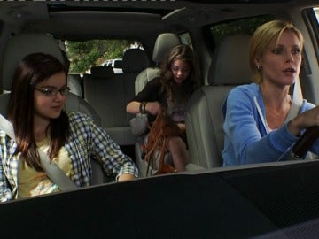 Alex, Haley y Claire en el coche