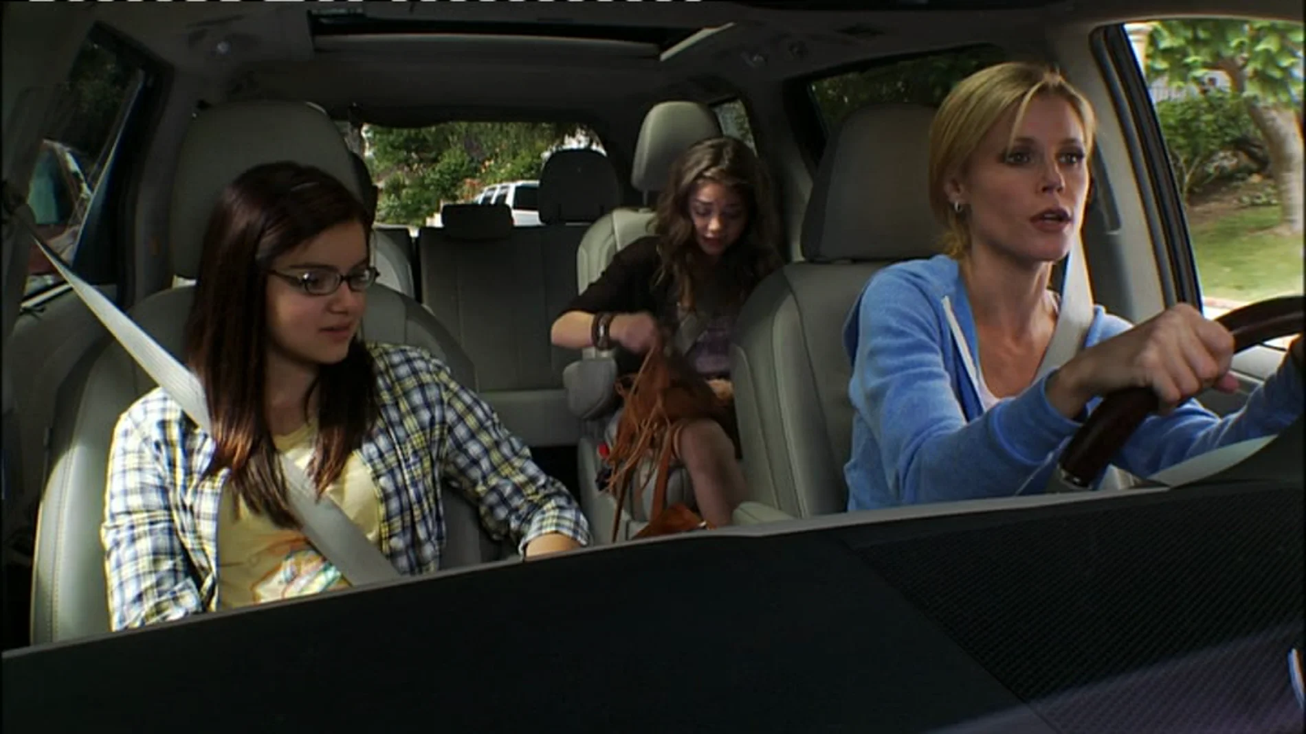 Alex, Haley y Claire en el coche