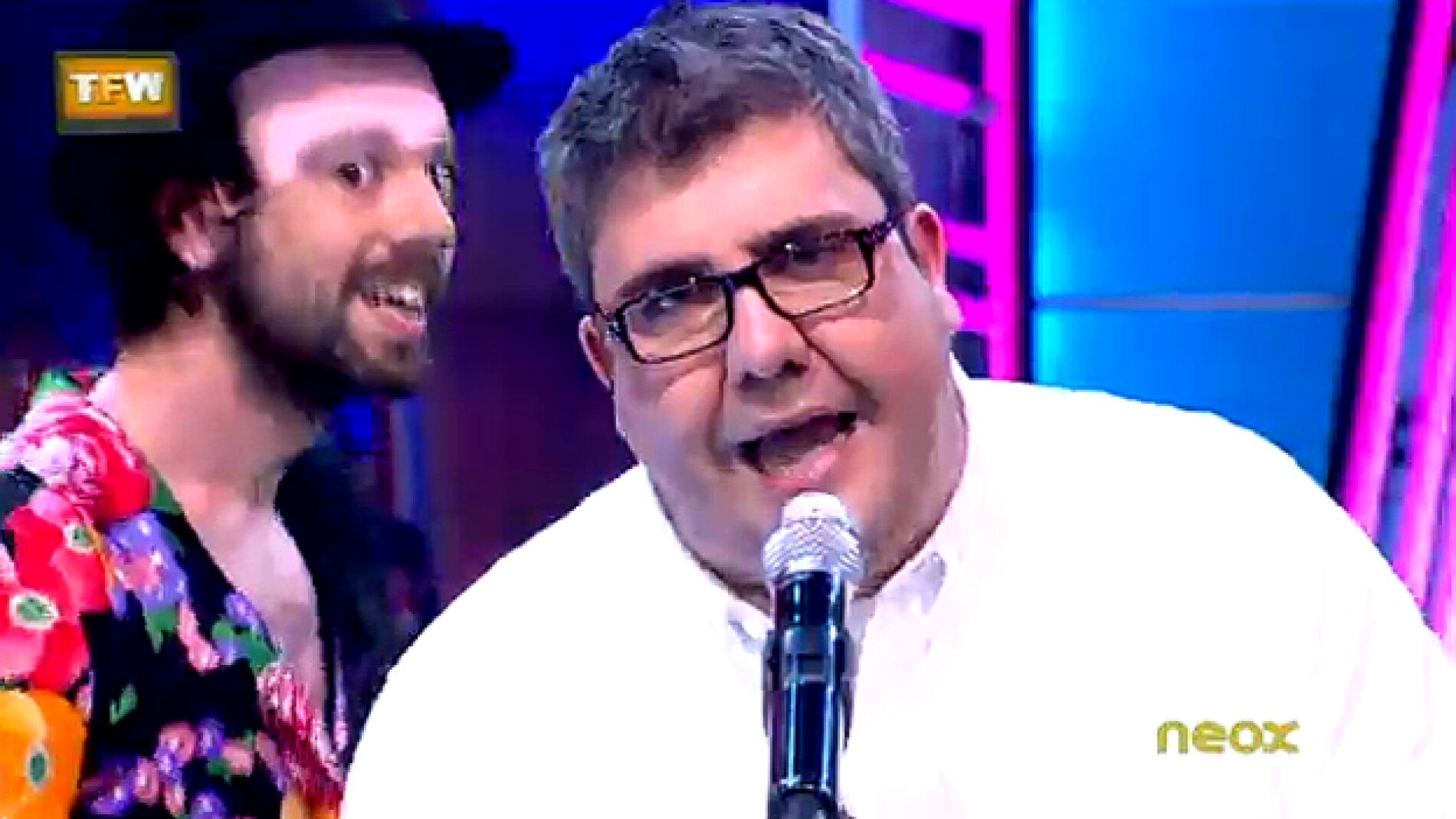 Flo vuelve a cantar 'Amatoma' gracias a El Hombre Linterna