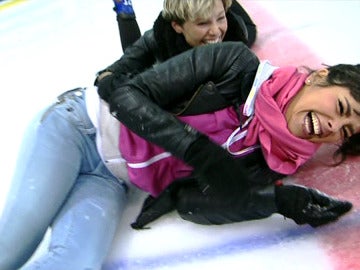 Pedroche y Soraya patinando sobre hielo