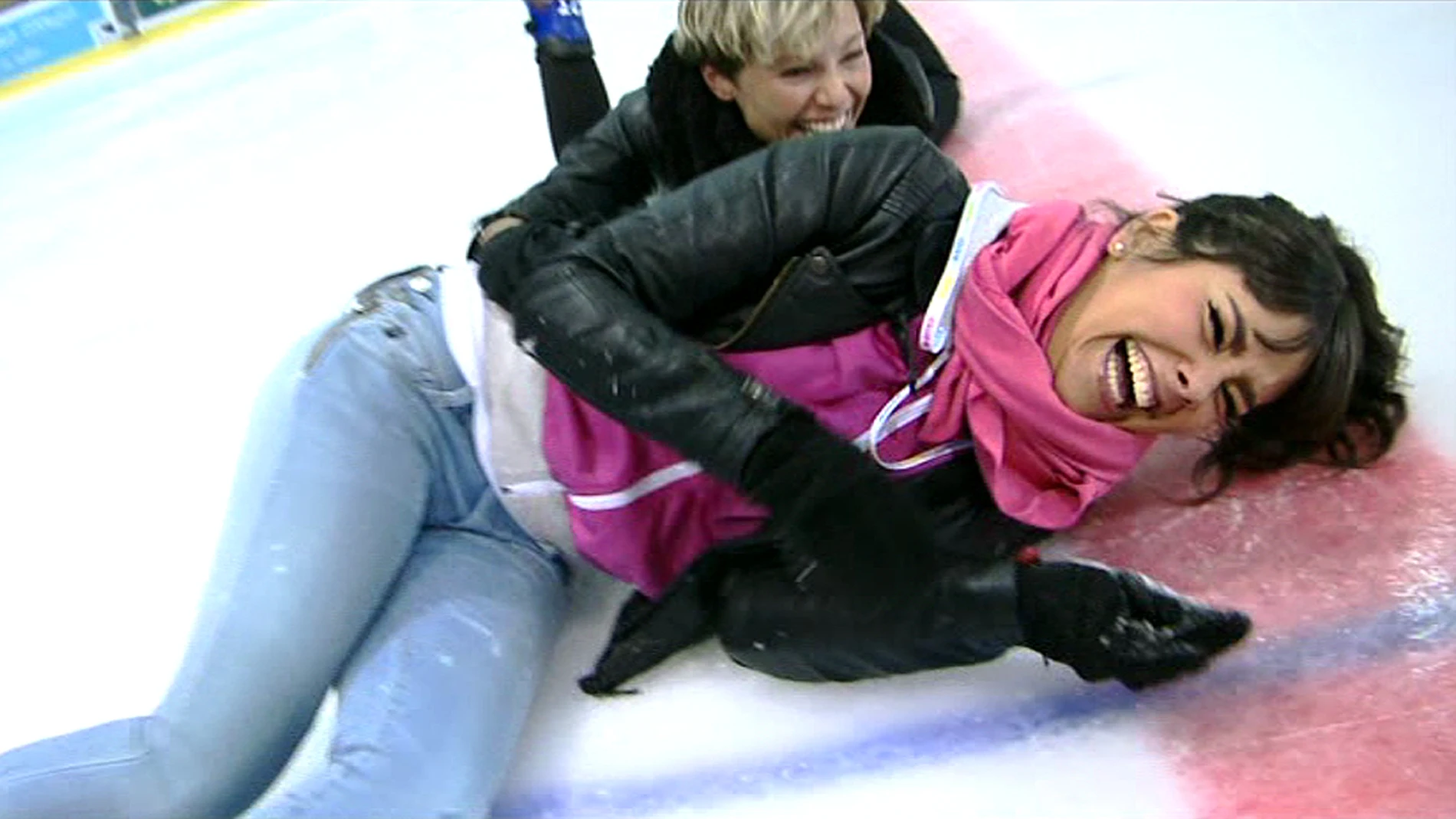 Pedroche y Soraya patinando sobre hielo