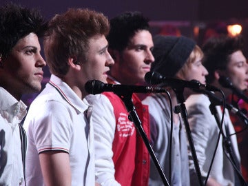 Los chicos de Auryn cantando