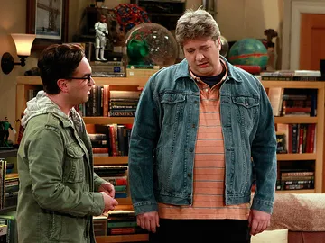 Leonard recibe la visita de un antiguo compañero Leonard recibe la visita de un antiguo compañero