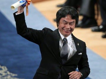 El dise&ntilde;ador japon&eacute;s de videojuegos Shigeru Miyamoto tras recoger el premio