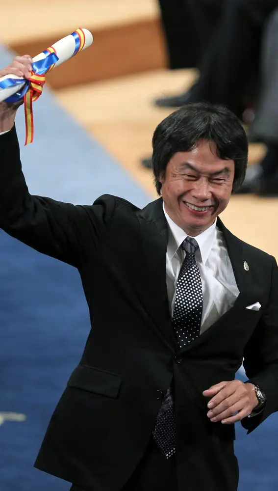 El diseñador japonés de videojuegos Shigeru Miyamoto tras recoger el premio