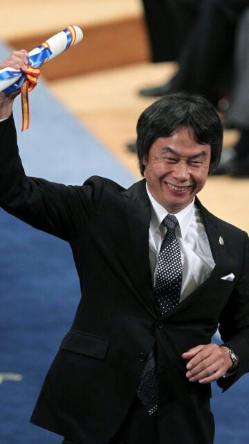 El diseñador japonés de videojuegos Shigeru Miyamoto tras recoger el premio