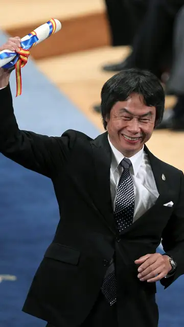 El diseñador japonés de videojuegos Shigeru Miyamoto tras recoger el premio El diseñador japonés de videojuegos Shigeru Miyamoto tras recoger el premio