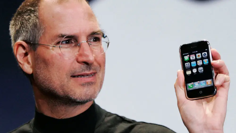 Steve Jobs  anuncia el lanzamiento del primer iPhone