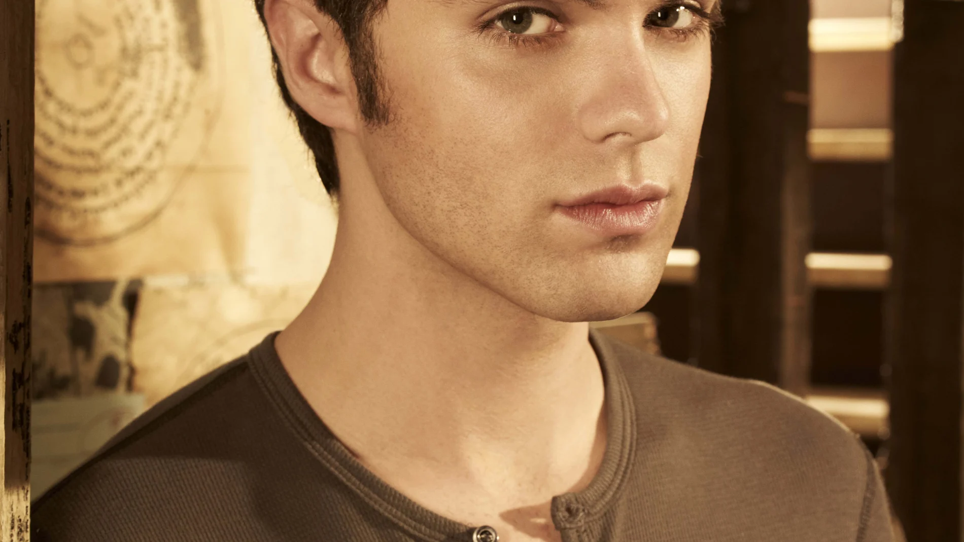 Thomas Dekker es Adam Conant