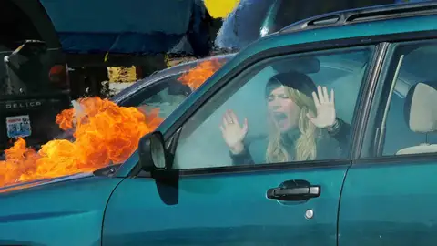 Cassie atrapada en el coche Cassie atrapada en el coche