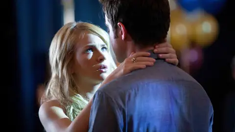Cassie y Adam en el baile Cassie y Adam en el baile