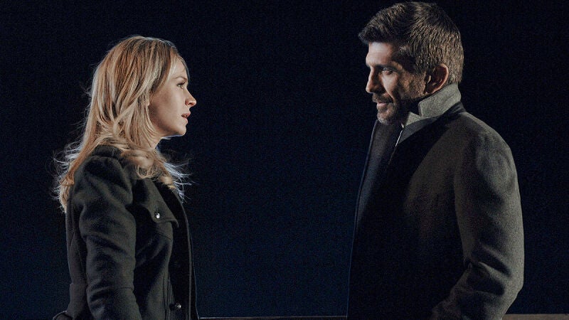 Cassie se encuentra por primera vez con su padre