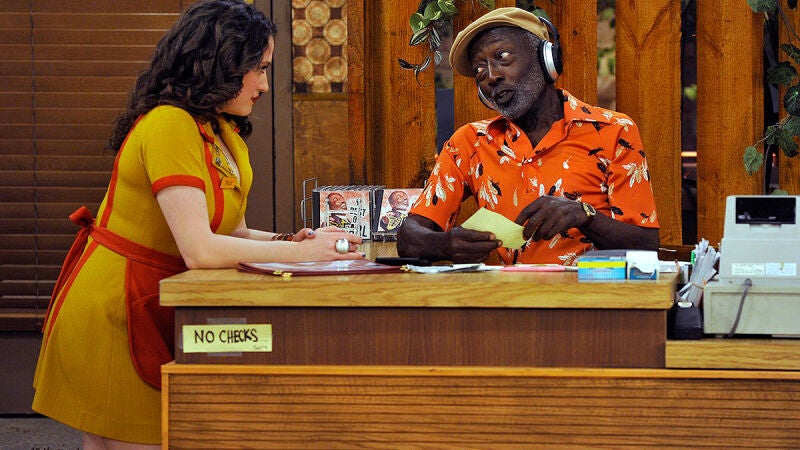 Max invita a Caroline a ir de compras por primera vez desde que ya no es rica