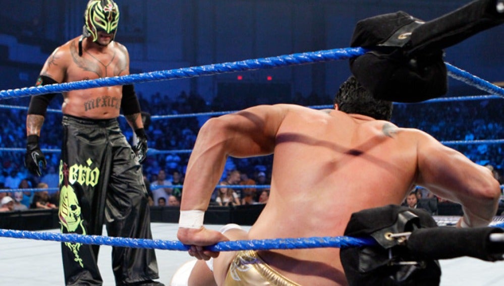 Rey Mysterio se verá las caras contra Alberto del Río