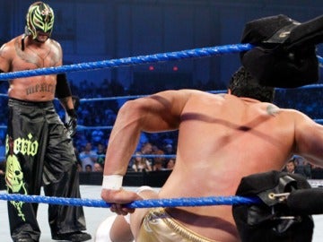 Rey Mysterio se verá las caras contra Alberto del Río 