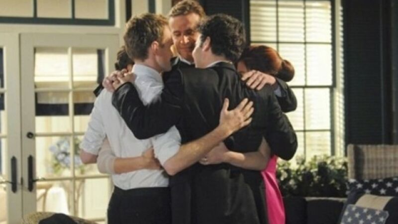 Ted engaña a sus amigos y les cuenta que ha roto con su novia