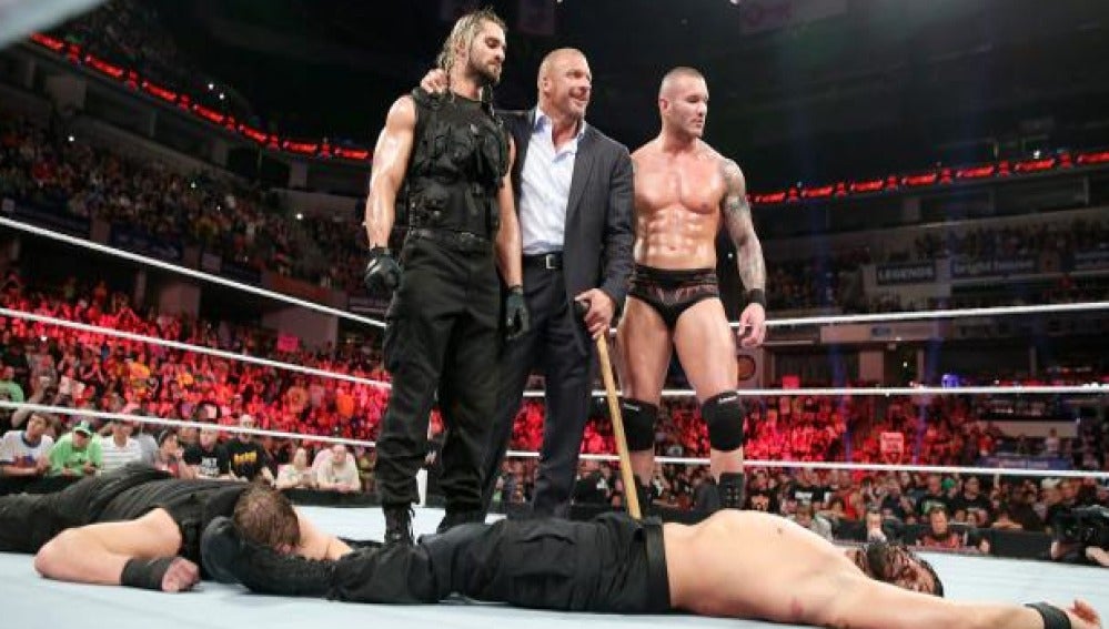 Seth Rollins traiciona a the Shield y se une a Evolution
