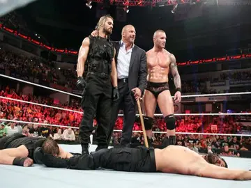Seth Rollins traiciona a the Shield y se une a Evolution Seth Rollins traiciona a the Shield y se une a Evolution