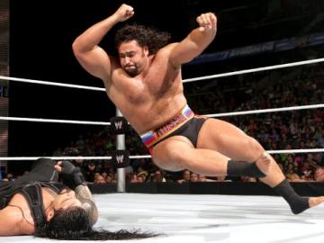 Superman Roman Reings, se enfrenta a Rusev