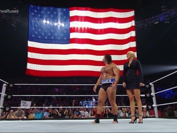 Rusev se ríe de la bandera estadounidense en el ring de Smackdown