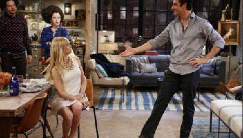 Nicolás invita a Caroline a cenar en su apartamento