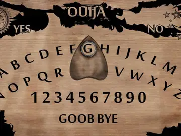 Un tablero clásico de Ouija Un tablero clásico de Ouija