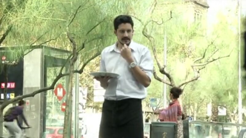 Kion y LLimoo vendiendo quesos