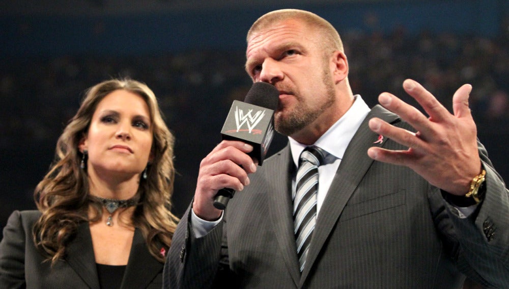Triple H y Stephanie McMahon regresan al mando de la WWE en Raw