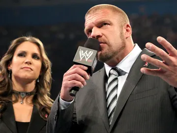 Triple H y Stephanie McMahon regresan al mando de la WWE en Raw Triple H y Stephanie McMahon regresan al mando de la WWE en Raw