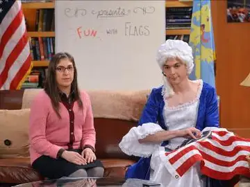 Sheldon se despide muy triste de la última fiesta de banderas Sheldon se despide muy triste de la última fiesta de banderas