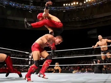 Kidd y Cesaro se enfrentan a Los Matadores Kidd y Cesaro se enfrentan a Los Matadores