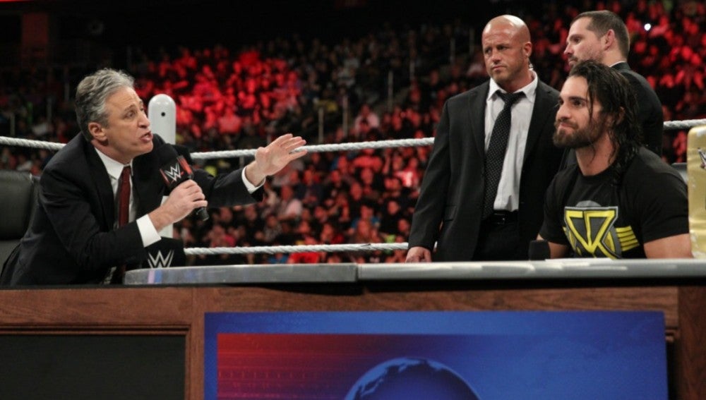 John Stewart vista Raw para a responder al desafío que Seth Rollins