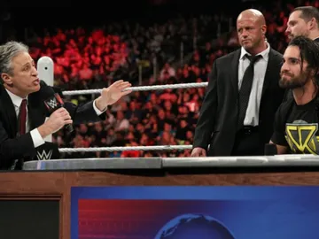 John Stewart vista Raw para a responder al desafío que Seth Rollins John Stewart vista Raw para a responder al desafío que Seth Rollins