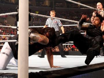 Reigns derrota a Rollins y Kane en un combate en desvenjata