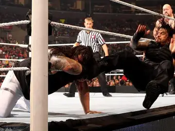 Reigns derrota a Rollins y Kane en un combate en desvenjata Reigns derrota a Rollins y Kane en un combate en desvenjata