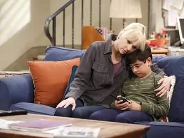 Una muerte inesperada conmueve a la familia Plunkett, en Mom Una muerte inesperada conmueve a la familia Plunkett, en Mom