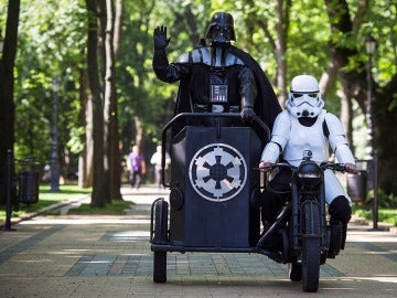 Darth Vader saluda y un soldado imperial conduce