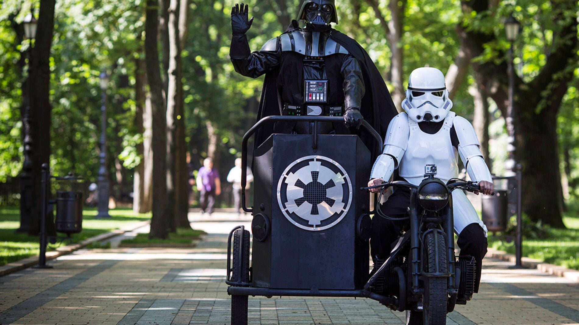 Darth Vader saluda y un soldado imperial conduce