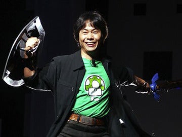 Miyamoto, con la Espada Maestra y el Escudo Hylian