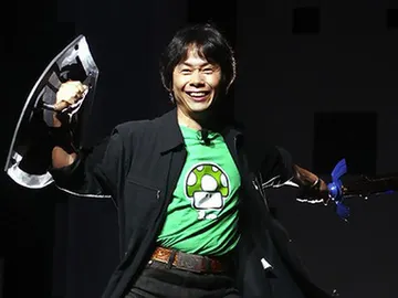 Miyamoto, con la Espada Maestra y el Escudo Hylian Miyamoto, con la Espada Maestra y el Escudo Hylian
