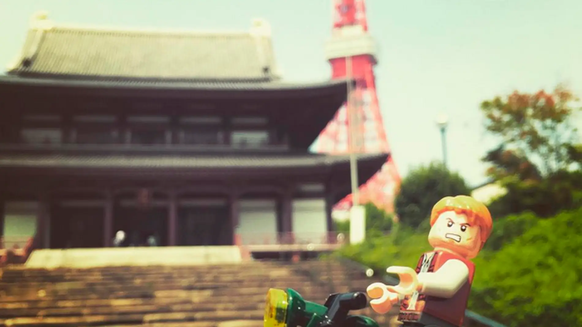 Lego Owen y su moto en el Templo Zojo-ji