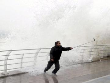 Hombre haciéndose un 'selfie' durante una tormenta