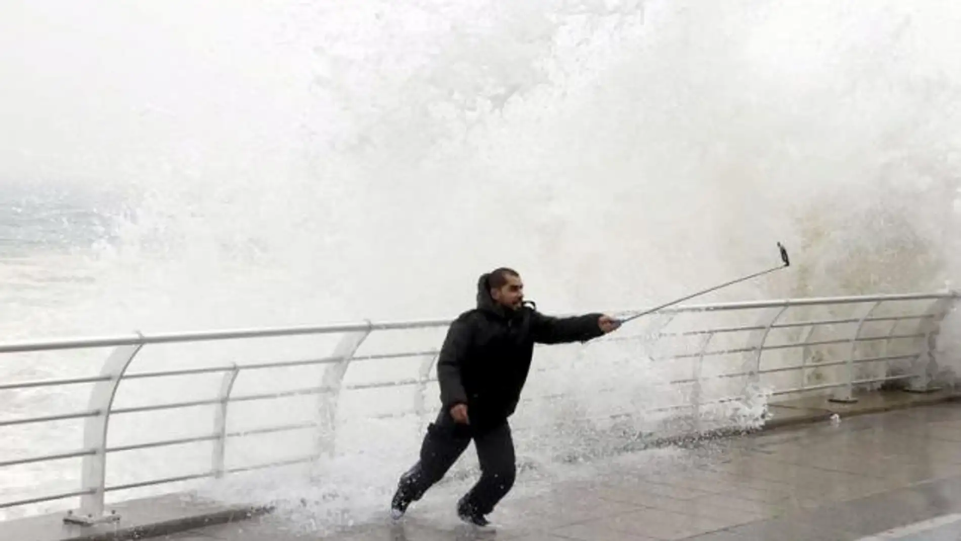 Hombre haciéndose un 'selfie' durante una tormenta