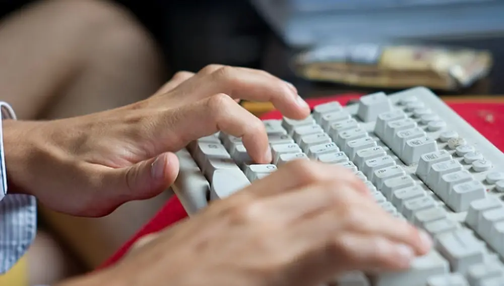 Una persona teclea un teclado